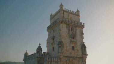 Portekiz Lizbon 'daki antik Belem Kulesi anıtı. Taştan yapılmış kule boyunca hareket eden bir kamera. Manueline mimari tarzında tarihi bina. 16. yüzyıl. Avrupa 'nın ünlü simgesi, cazibe.