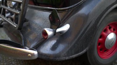 Eski araba Plymouth 'un arka tekeri. Gümüş renkli, krom renkli siyah bir araba. Tekerlekli kırmızı diskler. Yüzyılın ortası otomobil. Araba koleksiyonu otomobil üretim tarihi kavramından tasarruf.