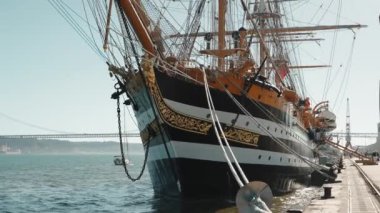 Amerigo Vespucci İtalyan yelkenli gemisi. Livorno Donanma Akademisi subayları için yelkenli eğitimi. Avrupa ülkesinin savaş gemisi Akdeniz 'deki deniz iskelesinde duruyor.