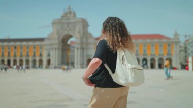 Portekiz 'deki ticaret meydanında, sırt çantalı turist kadın, tarihi eserleri keşfederek yaz aylarında ilgi çeken binaları geziyor. Seyahat turizmi gezi gezisi konsepti.