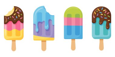 Beyaz arka planda dört çizgi film buzlu şekeri. İlk buzlu dondurmanın çikolata soslu, sarı, pembe ve kahverengi katmanları ve renkli serpintileri var ve bir ısırık alındı. İkinci buzlu dondurmanın sarı ve mor katmanları mavi damlayan buzla kaplı. 