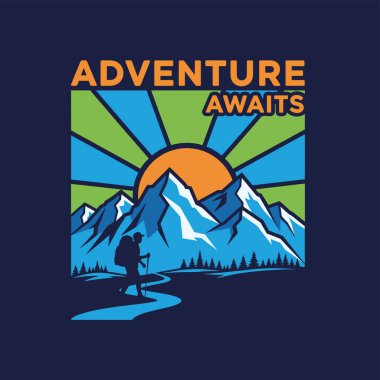 Sırt çantalı bir yürüyüşçünün silueti kar kaplı dağlara doğru kıvrımlı bir yolda yürüyor canlı bir gündoğumu altında.