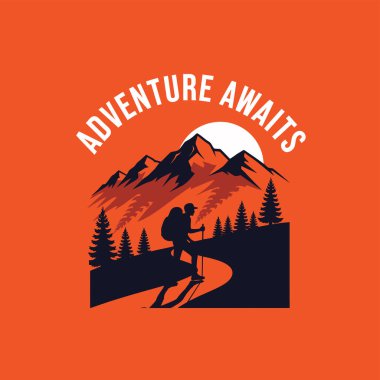 Sırt çantası ve direkleri olan bir yürüyüşçünün silueti ağaçların arasından batan güneşin altındaki görkemli dağlara doğru döner..