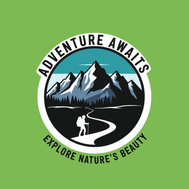 Şekillendirilmiş dairesel logo, mavi gökyüzünün altındaki kar kaplı dağlara doğru giden dolambaçlı bir yolda yürüyen bir yürüyüşçüyü tasvir ediyor..