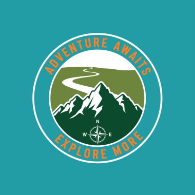 Dolambaçlı beyaz yolu olan yeşil dağlar ve beyaz arkaplanda turuncu metinlerle çevrili bir pusula içeren dairesel grafik..