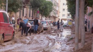 Videolar İspanya 'daki selin sonuçlarını gösteriyor. Ele geçirilen evler, yollar ve vatandaşların ve gönüllülerin temizlik ve yeniden inşa çabaları.