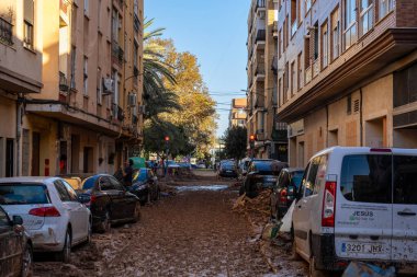Fotoğraf Alfafar, Valencia, İspanya 'daki selin sonuçlarını gösteriyor. Hasarlı evler, yollar, arabalar ve sakinlerin çabaları, acil durum hizmetleri ve temizleme ve yeniden inşa etme gönüllüleri ele geçirildi.