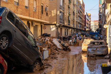 Fotoğraf Alfafar, Valencia, İspanya 'daki selin sonuçlarını gösteriyor. Hasarlı evler, yollar, arabalar ve sakinlerin çabaları, acil durum hizmetleri ve temizleme ve yeniden inşa etme gönüllüleri ele geçirildi.