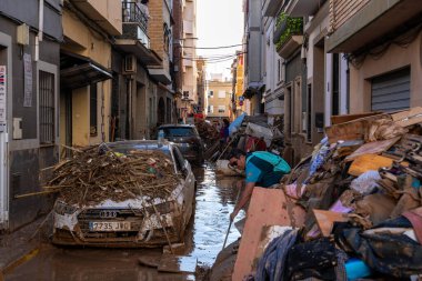 Fotoğraf Alfafar, Valencia, İspanya 'daki selin sonuçlarını gösteriyor. Hasarlı evler, yollar, arabalar ve sakinlerin çabaları, acil durum hizmetleri ve temizleme ve yeniden inşa etme gönüllüleri ele geçirildi.