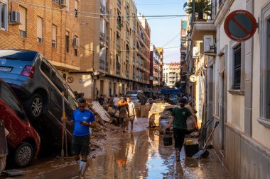 Fotoğraf Alfafar, Valencia, İspanya 'daki selin sonuçlarını gösteriyor. Hasarlı evler, yollar, arabalar ve sakinlerin çabaları, acil durum hizmetleri ve temizleme ve yeniden inşa etme gönüllüleri ele geçirildi.