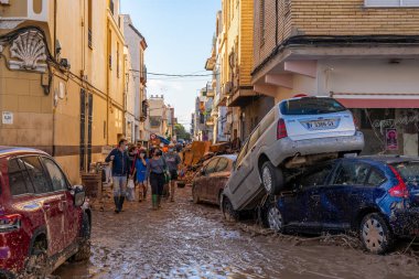 Fotoğraf Alfafar, Valencia, İspanya 'daki selin sonuçlarını gösteriyor. Hasarlı evler, yollar, arabalar ve sakinlerin çabaları, acil durum hizmetleri ve temizleme ve yeniden inşa etme gönüllüleri ele geçirildi.