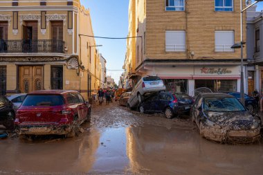 Fotoğraf Alfafar, Valencia, İspanya 'daki selin sonuçlarını gösteriyor. Hasarlı evler, yollar, arabalar ve sakinlerin çabaları, acil durum hizmetleri ve temizleme ve yeniden inşa etme gönüllüleri ele geçirildi.