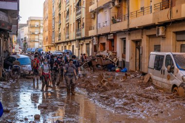 Fotoğraf Alfafar, Valencia, İspanya 'daki selin sonuçlarını gösteriyor. Hasarlı evler, yollar, arabalar ve sakinlerin çabaları, acil durum hizmetleri ve temizleme ve yeniden inşa etme gönüllüleri ele geçirildi.