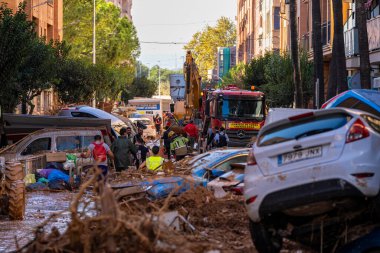Fotoğraf Alfafar, Valencia, İspanya 'daki selin sonuçlarını gösteriyor. Hasarlı evler, yollar, arabalar ve sakinlerin çabaları, acil durum hizmetleri ve temizleme ve yeniden inşa etme gönüllüleri ele geçirildi.