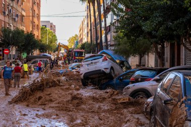 Fotoğraf Alfafar, Valencia, İspanya 'daki selin sonuçlarını gösteriyor. Hasarlı evler, yollar, arabalar ve sakinlerin çabaları, acil durum hizmetleri ve temizleme ve yeniden inşa etme gönüllüleri ele geçirildi.