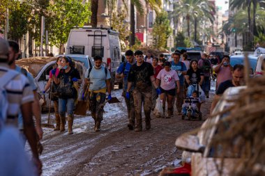 Fotoğraf Alfafar, Valencia, İspanya 'daki selin sonuçlarını gösteriyor. Hasarlı evler, yollar, arabalar ve sakinlerin çabaları, acil durum hizmetleri ve temizleme ve yeniden inşa etme gönüllüleri ele geçirildi.