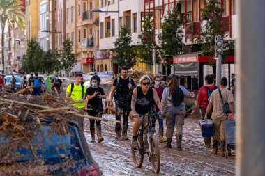 Fotoğraf Alfafar, Valencia, İspanya 'daki selin sonuçlarını gösteriyor. Hasarlı evler, yollar, arabalar ve sakinlerin çabaları, acil durum hizmetleri ve temizleme ve yeniden inşa etme gönüllüleri ele geçirildi.
