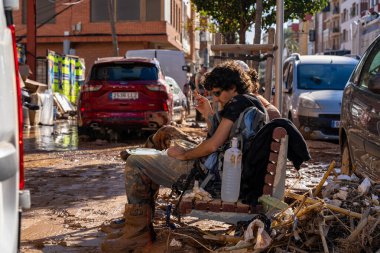 Fotoğraf Alfafar, Valencia, İspanya 'daki selin sonuçlarını gösteriyor. Hasarlı evler, yollar, arabalar ve sakinlerin çabaları, acil durum hizmetleri ve temizleme ve yeniden inşa etme gönüllüleri ele geçirildi.