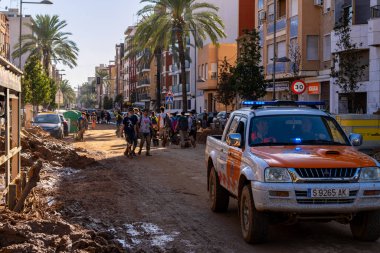 Fotoğraf Alfafar, Valencia, İspanya 'daki selin sonuçlarını gösteriyor. Hasarlı evler, yollar, arabalar ve sakinlerin çabaları, acil durum hizmetleri ve temizleme ve yeniden inşa etme gönüllüleri ele geçirildi.