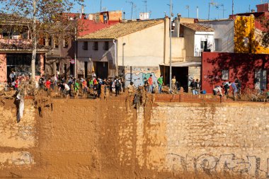 Fotoğraf Alfafar, Valencia, İspanya 'daki selin sonuçlarını gösteriyor. Hasarlı evler, yollar, arabalar ve sakinlerin çabaları, acil durum hizmetleri ve temizleme ve yeniden inşa etme gönüllüleri ele geçirildi.