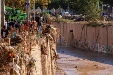 Fotoğraf Alfafar, Valencia, İspanya 'daki selin sonuçlarını gösteriyor. Hasarlı evler, yollar, arabalar ve sakinlerin çabaları, acil durum hizmetleri ve temizleme ve yeniden inşa etme gönüllüleri ele geçirildi.