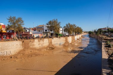 Fotoğraf Alfafar, Valencia, İspanya 'daki selin sonuçlarını gösteriyor. Hasarlı evler, yollar, arabalar ve sakinlerin çabaları, acil durum hizmetleri ve temizleme ve yeniden inşa etme gönüllüleri ele geçirildi.