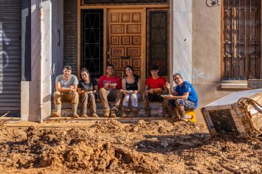 Fotoğraf Alfafar, Valencia, İspanya 'daki selin sonuçlarını gösteriyor. Hasarlı evler, yollar, arabalar ve sakinlerin çabaları, acil durum hizmetleri ve temizleme ve yeniden inşa etme gönüllüleri ele geçirildi.