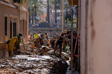 Fotoğraf Alfafar, Valencia, İspanya 'daki selin sonuçlarını gösteriyor. Hasarlı evler, yollar, arabalar ve sakinlerin çabaları, acil durum hizmetleri ve temizleme ve yeniden inşa etme gönüllüleri ele geçirildi.