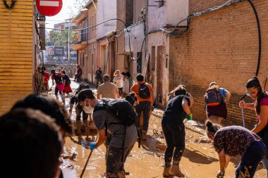 Fotoğraf Alfafar, Valencia, İspanya 'daki selin sonuçlarını gösteriyor. Hasarlı evler, yollar, arabalar ve sakinlerin çabaları, acil durum hizmetleri ve temizleme ve yeniden inşa etme gönüllüleri ele geçirildi.