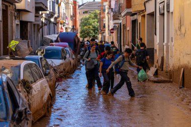 Fotoğraf Alfafar, Valencia, İspanya 'daki selin sonuçlarını gösteriyor. Hasarlı evler, yollar, arabalar ve sakinlerin çabaları, acil durum hizmetleri ve temizleme ve yeniden inşa etme gönüllüleri ele geçirildi.