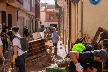 Fotoğraf Alfafar, Valencia, İspanya 'daki selin sonuçlarını gösteriyor. Hasarlı evler, yollar, arabalar ve sakinlerin çabaları, acil durum hizmetleri ve temizleme ve yeniden inşa etme gönüllüleri ele geçirildi.
