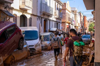 Fotoğraf Alfafar, Valencia, İspanya 'daki selin sonuçlarını gösteriyor. Hasarlı evler, yollar, arabalar ve sakinlerin çabaları, acil durum hizmetleri ve temizleme ve yeniden inşa etme gönüllüleri ele geçirildi.