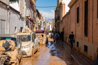 Fotoğraf Alfafar, Valencia, İspanya 'daki selin sonuçlarını gösteriyor. Hasarlı evler, yollar, arabalar ve sakinlerin çabaları, acil durum hizmetleri ve temizleme ve yeniden inşa etme gönüllüleri ele geçirildi.
