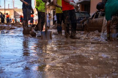 Fotoğraf Alfafar, Valencia, İspanya 'daki selin sonuçlarını gösteriyor. Hasarlı evler, yollar, arabalar ve sakinlerin çabaları, acil durum hizmetleri ve temizleme ve yeniden inşa etme gönüllüleri ele geçirildi.