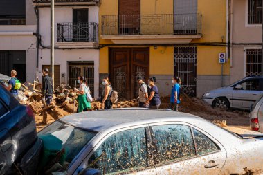 Fotoğraf Alfafar, Valencia, İspanya 'daki selin sonuçlarını gösteriyor. Hasarlı evler, yollar, arabalar ve sakinlerin çabaları, acil durum hizmetleri ve temizleme ve yeniden inşa etme gönüllüleri ele geçirildi.