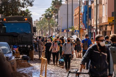 Fotoğraf Alfafar, Valencia, İspanya 'daki selin sonuçlarını gösteriyor. Hasarlı evler, yollar, arabalar ve sakinlerin çabaları, acil durum hizmetleri ve temizleme ve yeniden inşa etme gönüllüleri ele geçirildi.