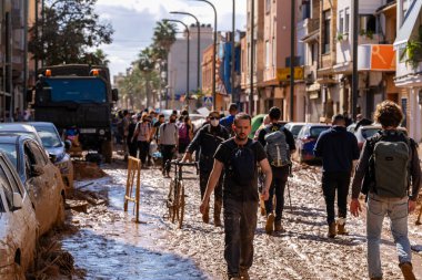 Fotoğraf Alfafar, Valencia, İspanya 'daki selin sonuçlarını gösteriyor. Hasarlı evler, yollar, arabalar ve sakinlerin çabaları, acil durum hizmetleri ve temizleme ve yeniden inşa etme gönüllüleri ele geçirildi.