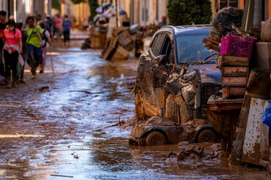 Fotoğraf Alfafar, Valencia, İspanya 'daki selin sonuçlarını gösteriyor. Hasarlı evler, yollar, arabalar ve sakinlerin çabaları, acil durum hizmetleri ve temizleme ve yeniden inşa etme gönüllüleri ele geçirildi.