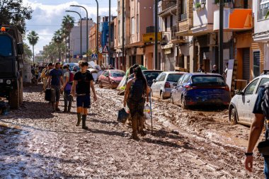 Fotoğraf Alfafar, Valencia, İspanya 'daki selin sonuçlarını gösteriyor. Hasarlı evler, yollar, arabalar ve sakinlerin çabaları, acil durum hizmetleri ve temizleme ve yeniden inşa etme gönüllüleri ele geçirildi.