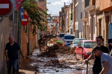 Fotoğraf Alfafar, Valencia, İspanya 'daki selin sonuçlarını gösteriyor. Hasarlı evler, yollar, arabalar ve sakinlerin çabaları, acil durum hizmetleri ve temizleme ve yeniden inşa etme gönüllüleri ele geçirildi.