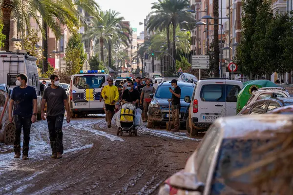 Fotoğraf Alfafar, Valencia, İspanya 'daki selin sonuçlarını gösteriyor. Hasarlı evler, yollar, arabalar ve sakinlerin çabaları, acil durum hizmetleri ve temizleme ve yeniden inşa etme gönüllüleri ele geçirildi.