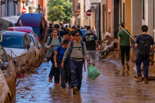 Fotoğraf Alfafar, Valencia, İspanya 'daki selin sonuçlarını gösteriyor. Hasarlı evler, yollar, arabalar ve sakinlerin çabaları, acil durum hizmetleri ve temizleme ve yeniden inşa etme gönüllüleri ele geçirildi.