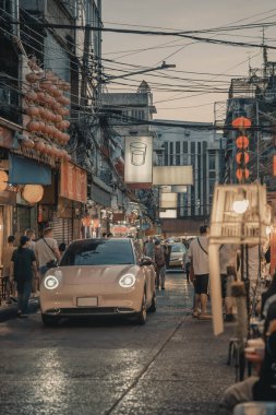 Geleneksel tuk-tuk 'ların yer aldığı Güneydoğu Asya' nın işlek kentsel caddesi trafikte sıralandı. Sahne hareketli yerel kültürü, hareketli pazarlar, yayalar ve klasik mimariyle yakalıyor..