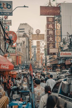 Bangkoks Çin Mahallesi 'nde hareketli caddeler, tuk-tuklar, hareketli tabelalar ve sokak satıcılarının yer aldığı canlı bir sahne. Atmosfer, yerel kültürün ve günlük yaşamın özünü yakalıyor.