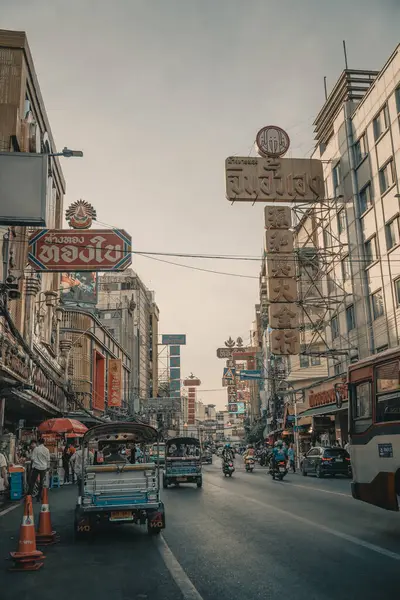 Bangkok Chinatown 'daki bir römorkun içinden detaylı bir görüntü, sürücüyü yakalamak, ayna yansımaları ve hareketli sokak aktiviteleri. Sahne Tayland kentinin canlı enerjisini yansıtıyor.
