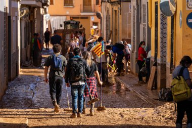 Fotoğraf Alfafar, Valencia, İspanya 'daki selin sonuçlarını gösteriyor. Hasarlı evler, yollar, arabalar ve sakinlerin çabaları, acil durum hizmetleri ve temizleme ve yeniden inşa etme gönüllüleri ele geçirildi.