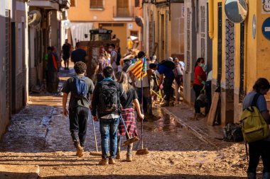 Fotoğraf Alfafar, Valencia, İspanya 'daki selin sonuçlarını gösteriyor. Hasarlı evler, yollar, arabalar ve sakinlerin çabaları, acil durum hizmetleri ve temizleme ve yeniden inşa etme gönüllüleri ele geçirildi.