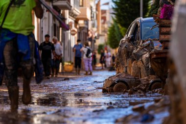 Fotoğraf Alfafar, Valencia, İspanya 'daki selin sonuçlarını gösteriyor. Hasarlı evler, yollar, arabalar ve sakinlerin çabaları, acil durum hizmetleri ve temizleme ve yeniden inşa etme gönüllüleri ele geçirildi.
