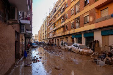 Fotoğraf Alfafar, Valencia, İspanya 'daki selin sonuçlarını gösteriyor. Hasarlı evler, yollar, arabalar ve sakinlerin çabaları, acil durum hizmetleri ve temizleme ve yeniden inşa etme gönüllüleri ele geçirildi.