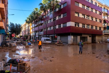 Fotoğraf Alfafar, Valencia, İspanya 'daki selin sonuçlarını gösteriyor. Hasarlı evler, yollar, arabalar ve sakinlerin çabaları, acil durum hizmetleri ve temizleme ve yeniden inşa etme gönüllüleri ele geçirildi.